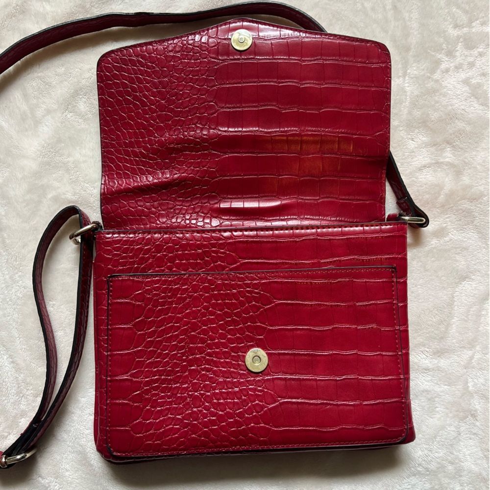 Giani Bermini red crossbody faux leather croc-embossed bag retails $79